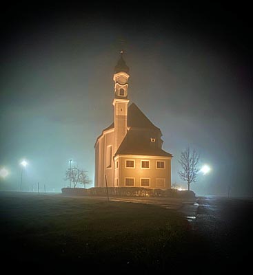 St. Leonhard im nächtlichen Nebel