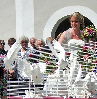 Brautpaar mit Tauben vor St. Leonhard