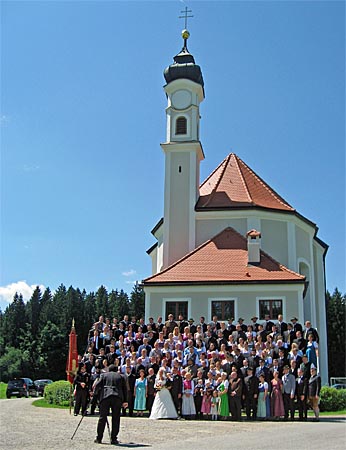 Hochzeitsgesellschaft vor St. Leonhard