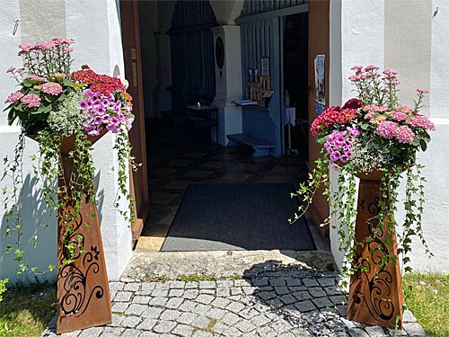 Blumenschmuck vor St. Leonhard