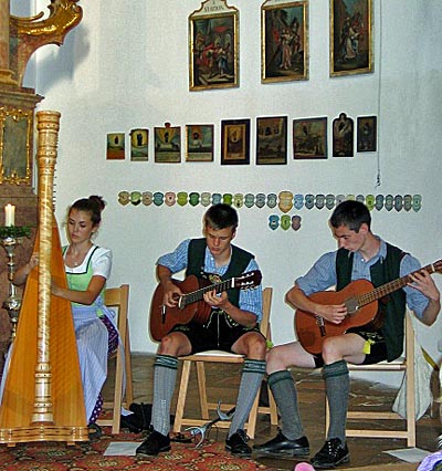 Junge Musikanten spielen für St. Leonhard