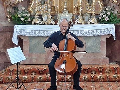 Cellist Meinhard Holler in St. Leonhard