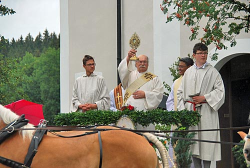 Diakon Vollmer segnet Pferde und Menschen