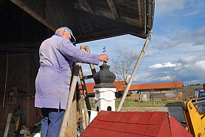 Die Minikirche für den Lehards erhält ein neues Turmkreuz